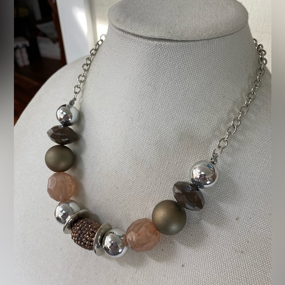 Neutral tone bead statement necklace - Picture 2 of 7